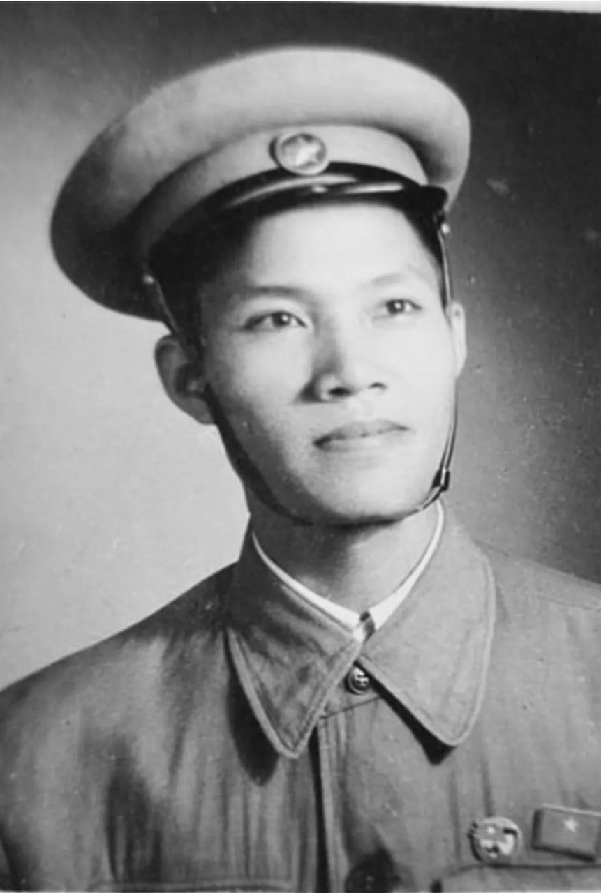North Vietnamese Army 1st Model Sun Helmet and Cap Badge - Image 6