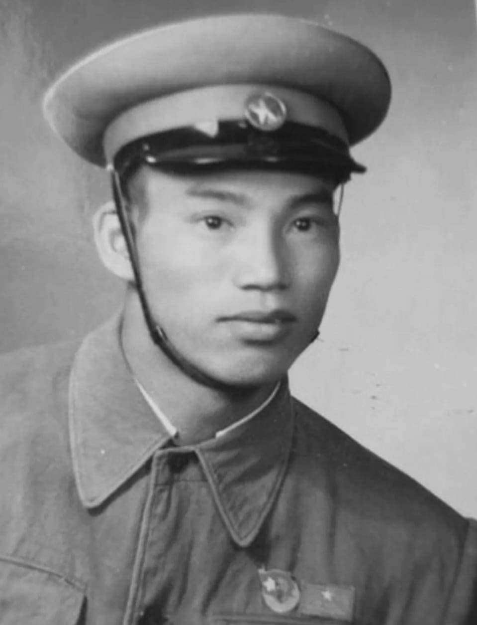North Vietnamese Army 1st Model Sun Helmet and Cap Badge - Image 8